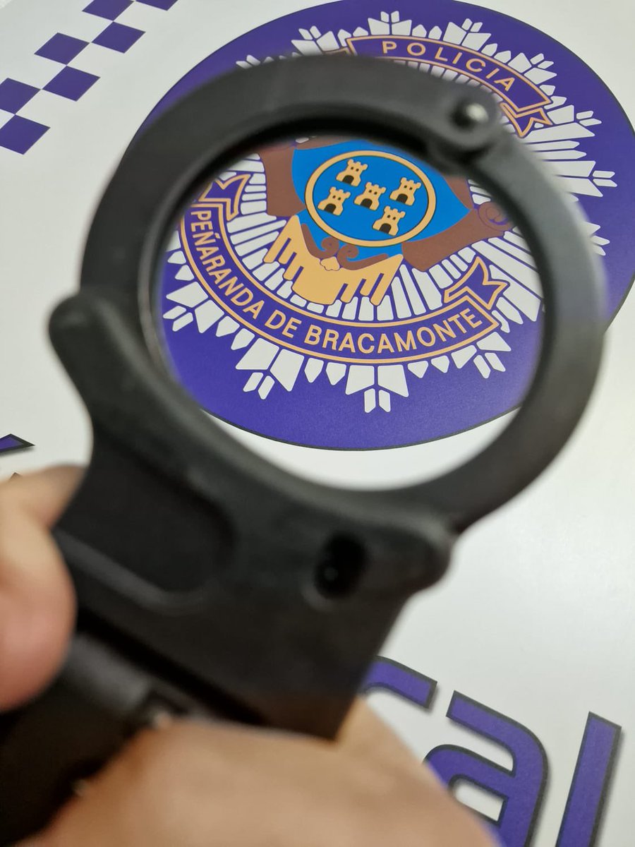 PL_Bracamonte's tweet image. En la noche 🌜 de ayer nuestros 👮🏻‍♂️ procedieron a la detención 🔗 de un varón como presunto autor de un delito de lesiones. El detenido fue trasladado hasta el cuartel de @guardiacivil para la realización de las correspondientes diligencias 📝 y puesta a disposición judicial 👩‍⚖️