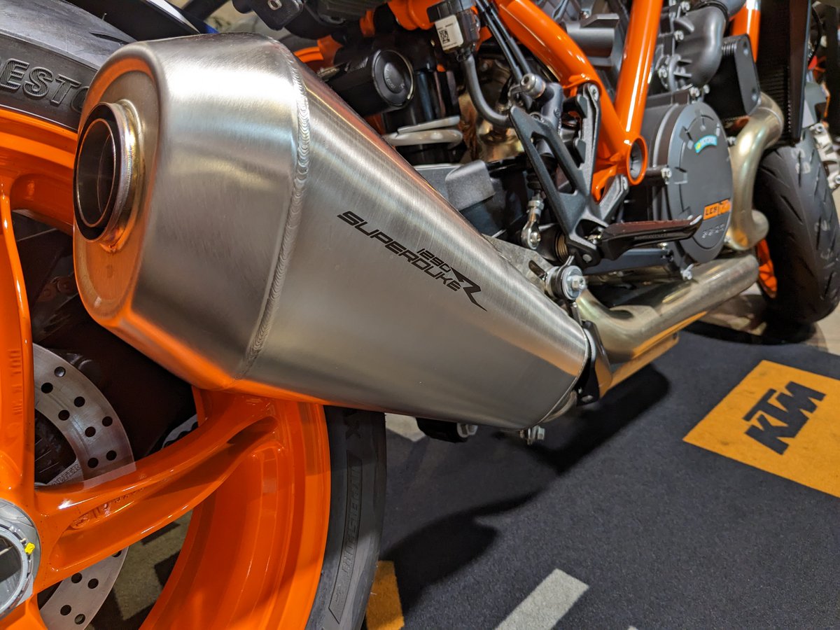 HUCKLEBERRY819's tweet photo. 1290 SUPER DUKE Rのマフラーって金管楽器みたいと常日頃感じております。音もエグイですし。
#KTM #KTMTOKYO #MFD #KTMDUKE #1290SDR #1290DUKE #バイク　#オートバイ
https://t.co/Xp2RfYDeXx https://t.co/1DCzhdIiTA
