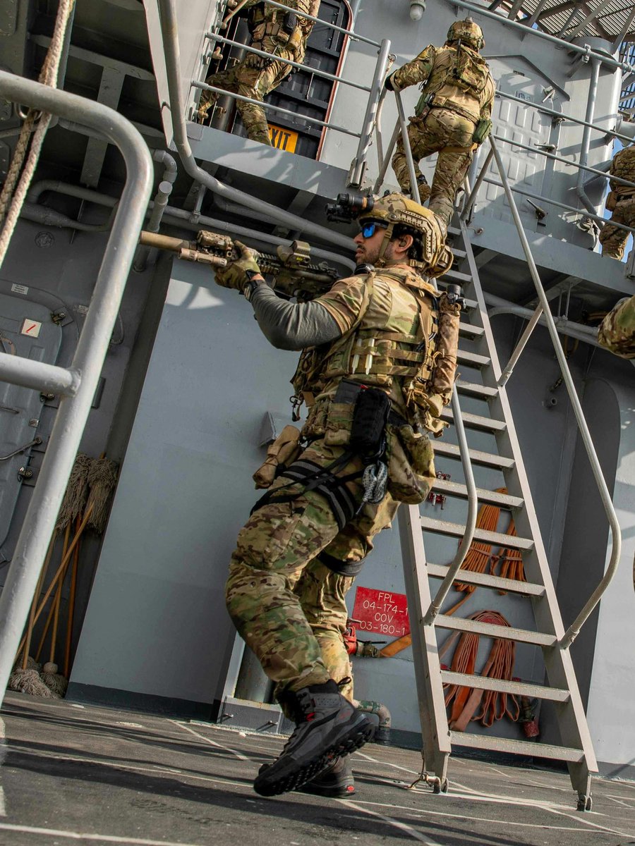 tacticalporn's tweet photo. 🇺🇲SEAL, 2023 #Teams #NSW #VBSS

🧐Vans Ultrarange Exo Hi Goretex

🧐MK18 + EOTech EXPS3 + NGAL aiming laser + Insight WMX light + Surefire SOCOM suppressor

🧐Crye JPC 2.0 Maritime plate carrier + Aqualung Survival Egress #SEA LV2 

🧐OpsCore helmet + AN/PVS-31A night vision https://t.co/yFvcaaP7n5