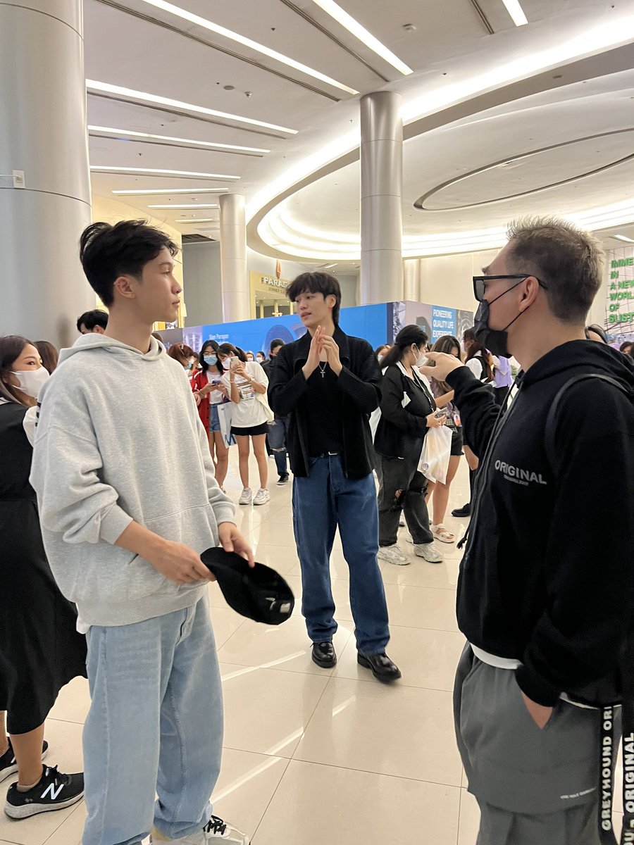bkk_akiko's tweet photo. ワーパーボーイズたちもいたよ🎵
#JeffSaturFirstSoloConcertBKK
#jeffsatur
#warper https://t.co/yRuqftK8SE