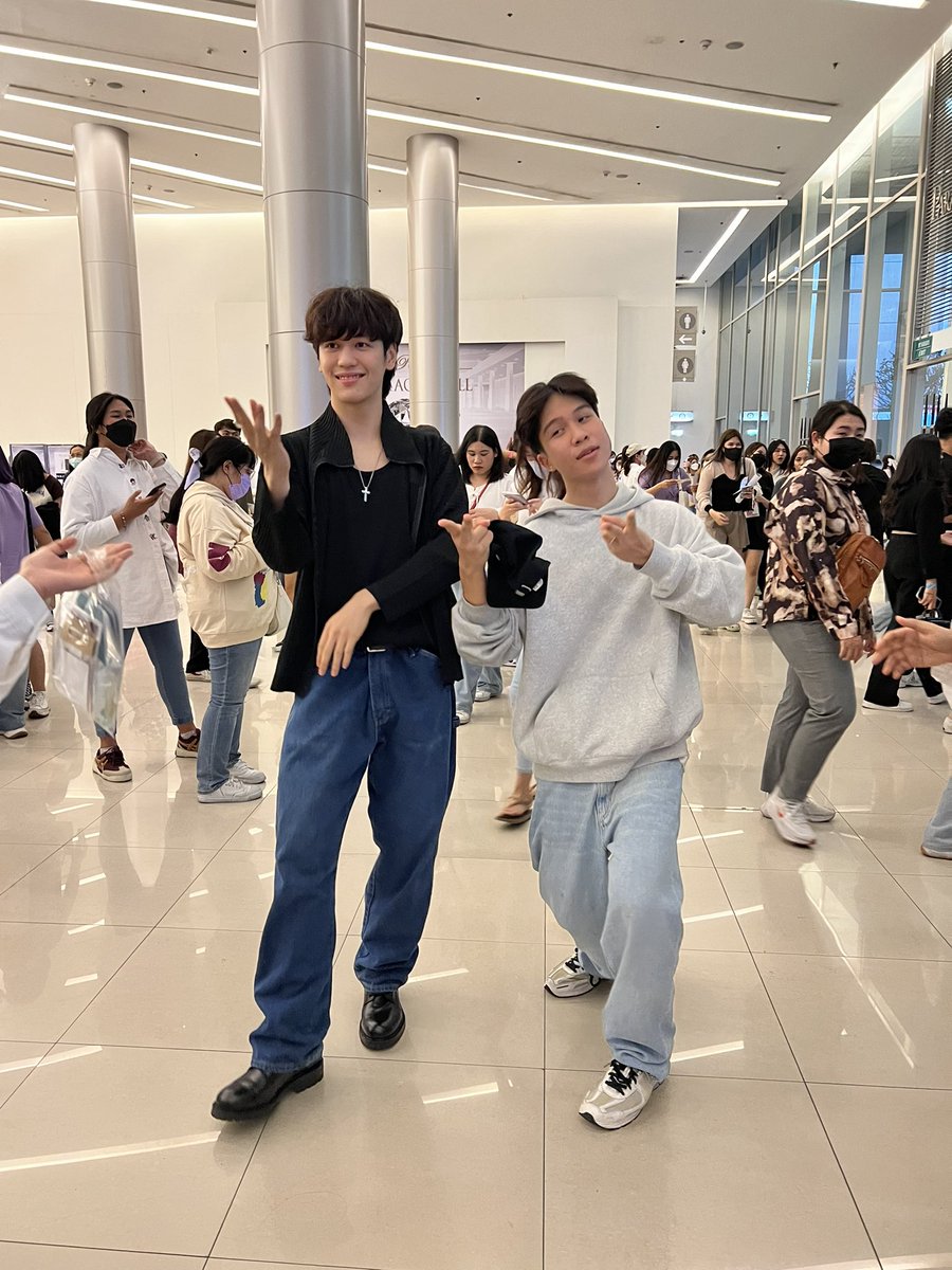 bkk_akiko's tweet photo. ワーパーボーイズたちもいたよ🎵
#JeffSaturFirstSoloConcertBKK
#jeffsatur
#warper https://t.co/yRuqftK8SE