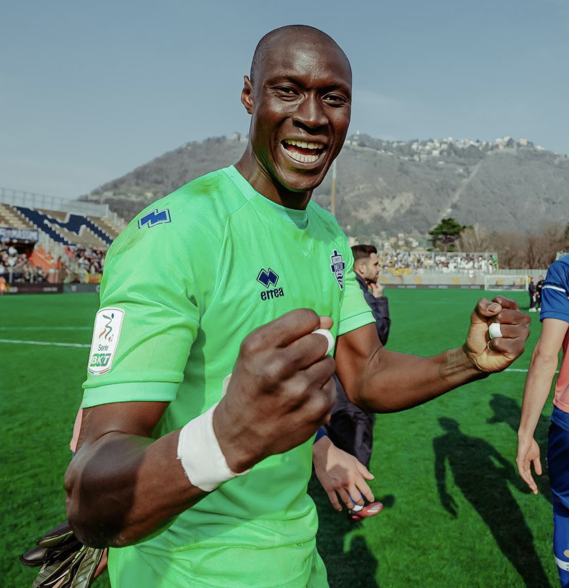 Verde come il campo su cui corriamo ogni giorno.
Come il semaforo che ti dà il via libera, come la divisa che avevo oggi.
Come la speranza che ti conferma che alla fine va tutto bene.

#Gom1s #como