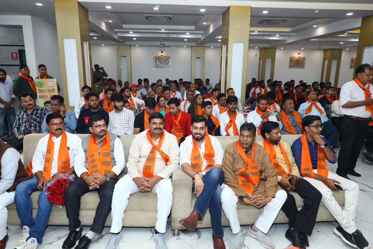 nitinagarwal_n's tweet photo. प्रदेश आज माननीय मुख्यमंत्री श्री @myogiadityanath जी के नेतृत्व में समग्र विकास का मानक बन गया है। 

सम्मेलन में माननीय जन प्रतिनिधिगण, पार्टी पदाधिकारीगण, उत्तर प्रदेश उद्योग व्यापार संगठन के पदाधिकारीगण एवं प्रिय कार्यकर्तागण की गरिमामय उपस्थिति रही। https://t.co/6K5JfI4Cmf