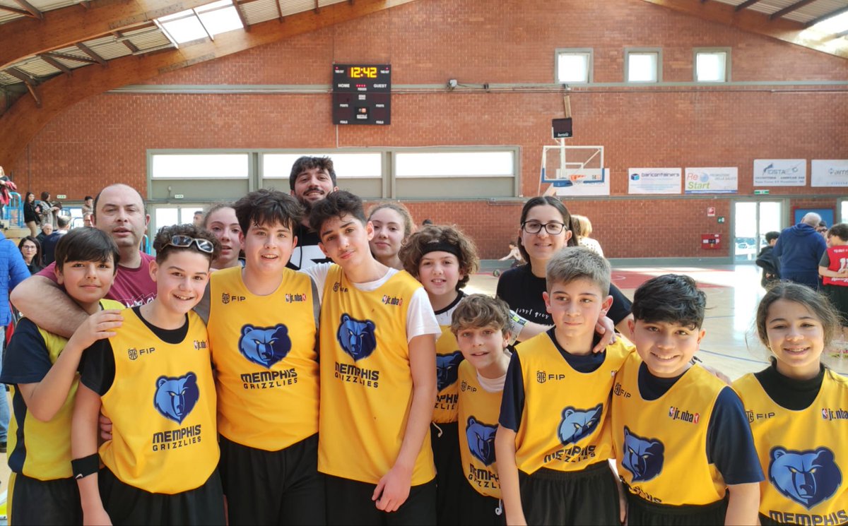 menssanarutigl's tweet photo. Gli Under 13 della @Mens_Sana_R al termine della gara odierna vinta per 51-47 sul campo del @CusBariBasket https://t.co/csi8tjfYpD