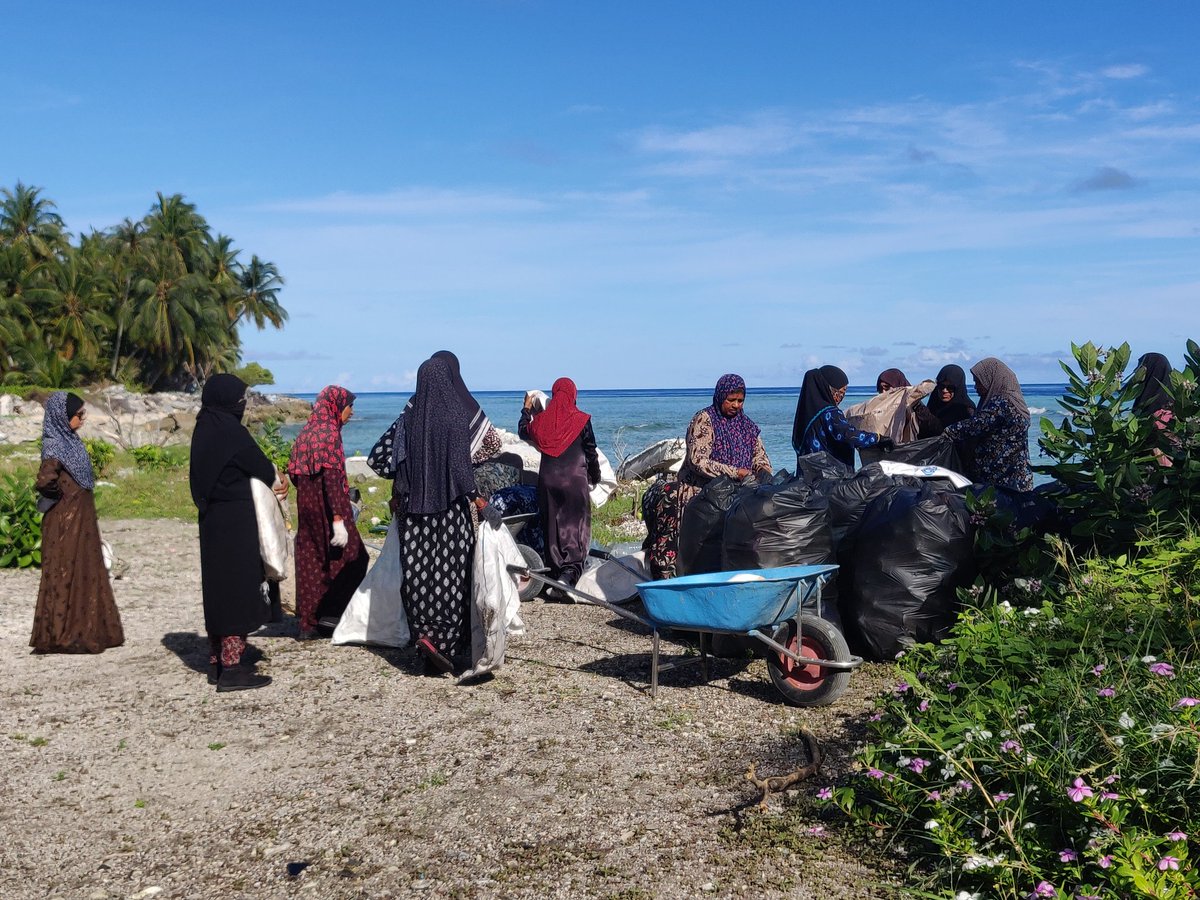 SocietyCitizen's tweet photo. GCS Green Boundary Wall project today conducted a  women lead coastal cleanup at Th.Guraidhoo funded by @CanHCSriLanka #CFLI Partners with WDC - Kolhumadulu Guraidhoo #SDGs #zeroplasticmovement https://t.co/SSi3S8dmMg