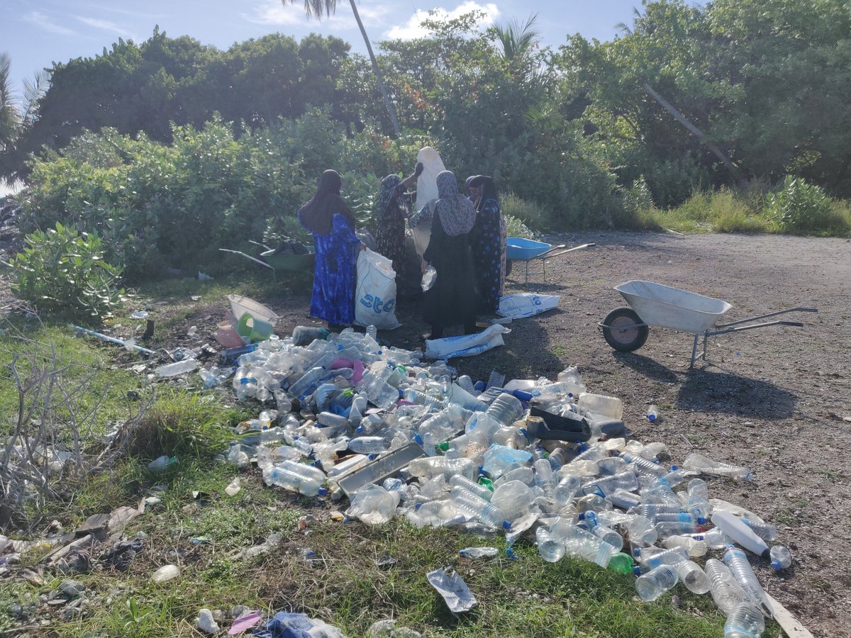 SocietyCitizen's tweet photo. GCS Green Boundary Wall project today conducted a  women lead coastal cleanup at Th.Guraidhoo funded by @CanHCSriLanka #CFLI Partners with WDC - Kolhumadulu Guraidhoo #SDGs #zeroplasticmovement https://t.co/SSi3S8dmMg