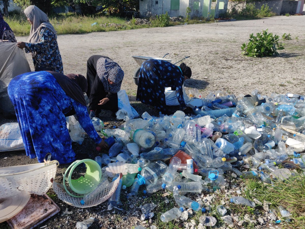 SocietyCitizen's tweet photo. GCS Green Boundary Wall project today conducted a  women lead coastal cleanup at Th.Guraidhoo funded by @CanHCSriLanka #CFLI Partners with WDC - Kolhumadulu Guraidhoo #SDGs #zeroplasticmovement https://t.co/SSi3S8dmMg