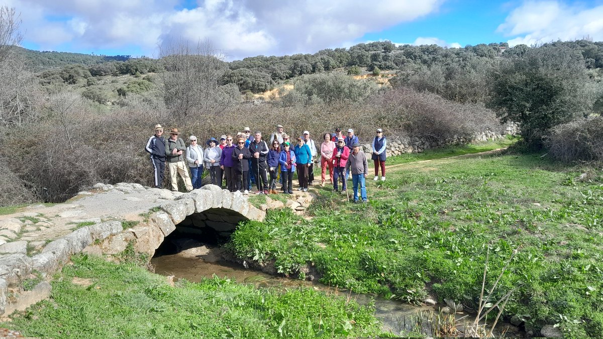 TCenicientos's tweet photo. Ayer la Oficina de Turismo de Cenicientos realizó la Ruta del Paraje de las Hoyas y Puente Romano con la Asociación de Jubilados de Cenicientos. https://t.co/gk0NpKEaPh