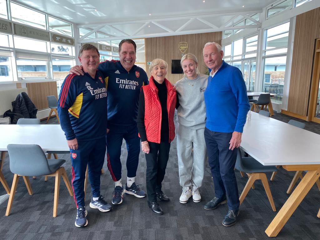 Arsenal family! #COYG 

#arsenal <a href="/Arsenal/">Arsenal</a> <a href="/Meg5W/">Megs Wilson</a> <a href="/BobWilsonBWSC/">Bob Wilson</a> <a href="/AaronRamsdale98/">Aaron</a> <a href="/leahcwilliamson/">Leah Williamson</a> <a href="/PhysioGaryLewin/">Gary Lewin</a> #MartinØdegaard