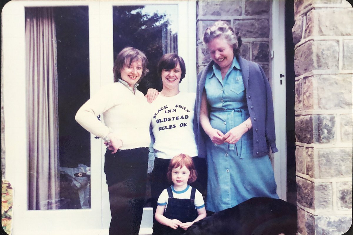 Today wees celebratin Mommas Day in da U.K. So wees want to wish all our Aunties a happy mommas day, Wees hope today brings yoos muchly luff 🥰 Yoos all pawsum 🌸❤️ Dis a picta ov our Momma wiv her Momma, Aunty n Gma