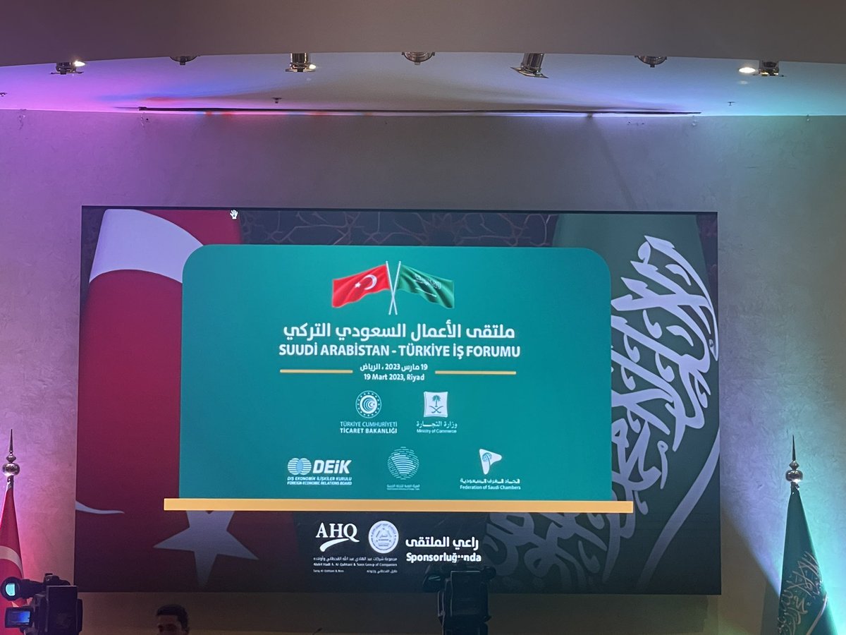NadaAlDossary3's tweet image. ملتقى الاعمال السعودي التركي ، نقاشات محفزة واعده للتعاون التجاري والاستثماري بين البلدين بحضور ممثلي الشركات التركية والسعودية وبحضور وزير التجارة السعودي ووزير التجارة التركي .