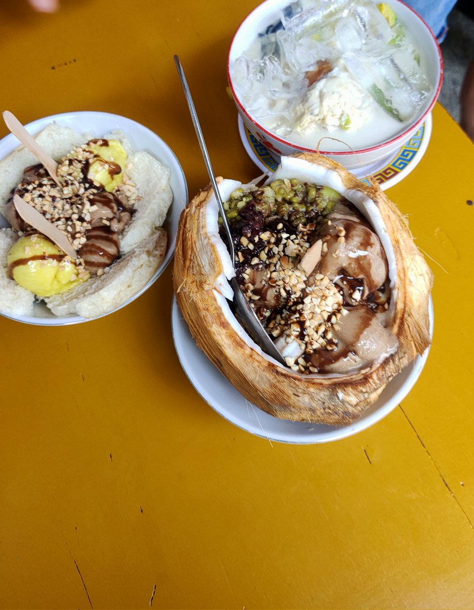 Lenny_diary's tweet photo. Es Krim Toeng Toeng Dekat Stasiun Tanah Abang!

Ada es krim jadul enak nih yang bikinny diputer-puter dan disajikan pake kelapa &amp; ketan.

Harganya mulai dari 7-20rb. Baru ada 3 rasa : Coklat, stroberi &amp; duren. Ada es selendang mayang juga yah. https://t.co/rI5EDt1OFm