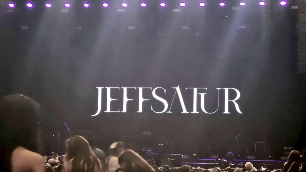 MCMXCsnap's tweet photo. 💜
#JeffSaturFirstSoloConcertBKK https://t.co/2UYUzkW6HT