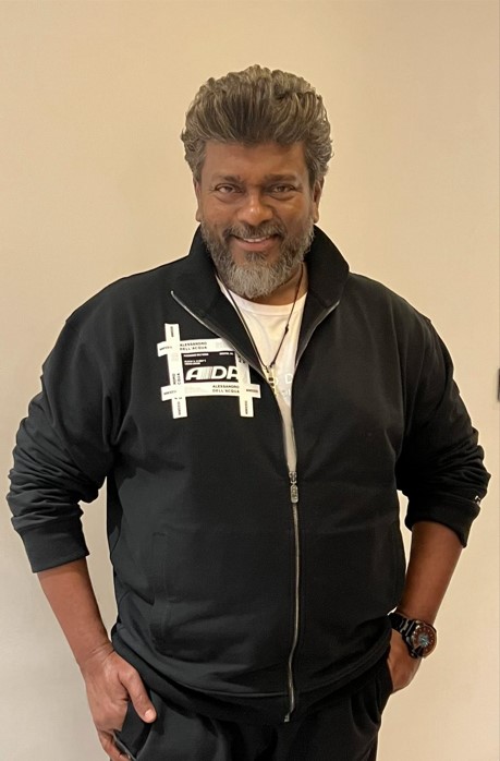#parthiban நடிகர் பார்த்திபன் வடிவேலு இணைந்து நடித்த வெற்றிக்கொடிகட்டு படத்தின் காமடி.  No 6 விவேகானந்தர் தெரு, துபாய் குறுக்குச் சந்து, துபாய் மெயின் ரோடு, துபாயிலிருந்து சலாம் வணக்கம். என்று தனது சமூக வலைதளங்களில்  பதிவிட்டுள்ளார்