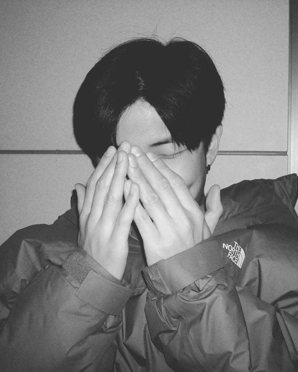 AichaV2's tweet photo. @miiniyoongs I love whenever u smile , u shy and u laugh .. We love u our best great leader https://t.co/fY3EtFt00s
