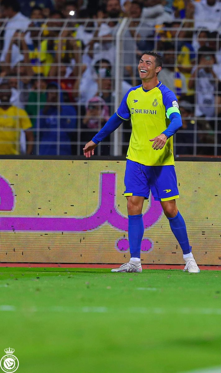 لاتأسفا علي زمن كرة القدم فلاطالما رقصت علي إبداعلتك الجماهير فمن أهدافك صارت للأندية مقاما ويبقي النكران فيك حراماً ❤️✨