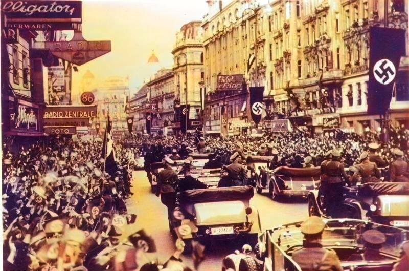chronicle_2010s's tweet photo. 1938【ドイツのオーストリア併合】
ヒトラー政権誕生後オーストリアでもナチスが台頭しドイツへの併合を主張し1934年には首相を暗殺。38年独立維持派は国民投票を実施しようとするがヒトラーは武力で恫喝し屈服させ併合派を擁立し併合。なおヒトラー自身オーストリア出身。https://t.co/KFbS9T6X21