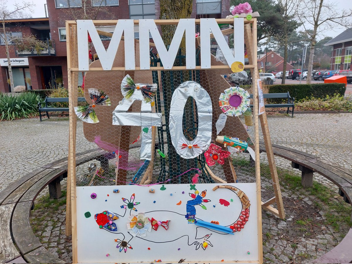 gem_heuvelrug's tweet photo. Kunstwerken van afval staan op 5 Mei-Plein in Maarn. De kunstwerken zijn op de #landelijkeopschoondag gemaakt door leerlingen van basisschool De Ladder en Werelkidz De Meent vanwege 40-jarig bestaan
van #maarnmaarsbergennatuurlijk https://t.co/rQGgBBtSv8