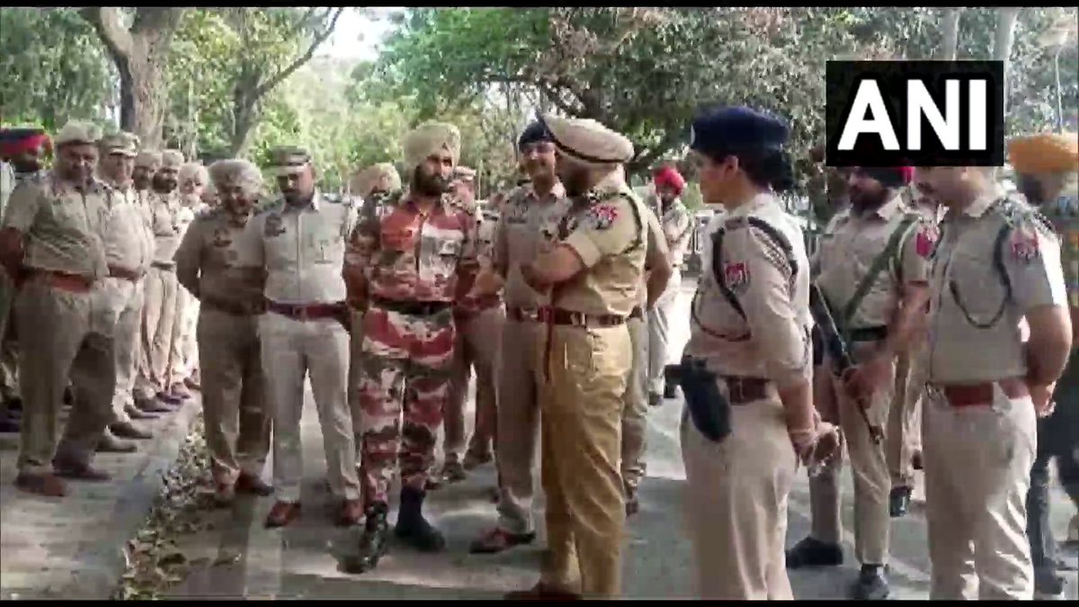 Punjab | Police conduct flag march in Mohali
Flag marches are being conducted … Punjab | Police conduct flag march in Mohali
Flag marches are being conducted …