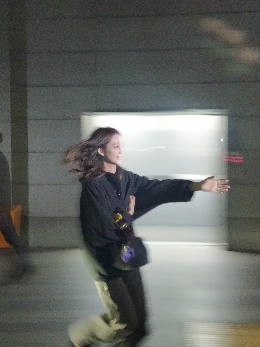 twicetagrarn's tweet photo. this picture i took of tzuyu running to onces😭😭 https://t.co/udB1JayJMl