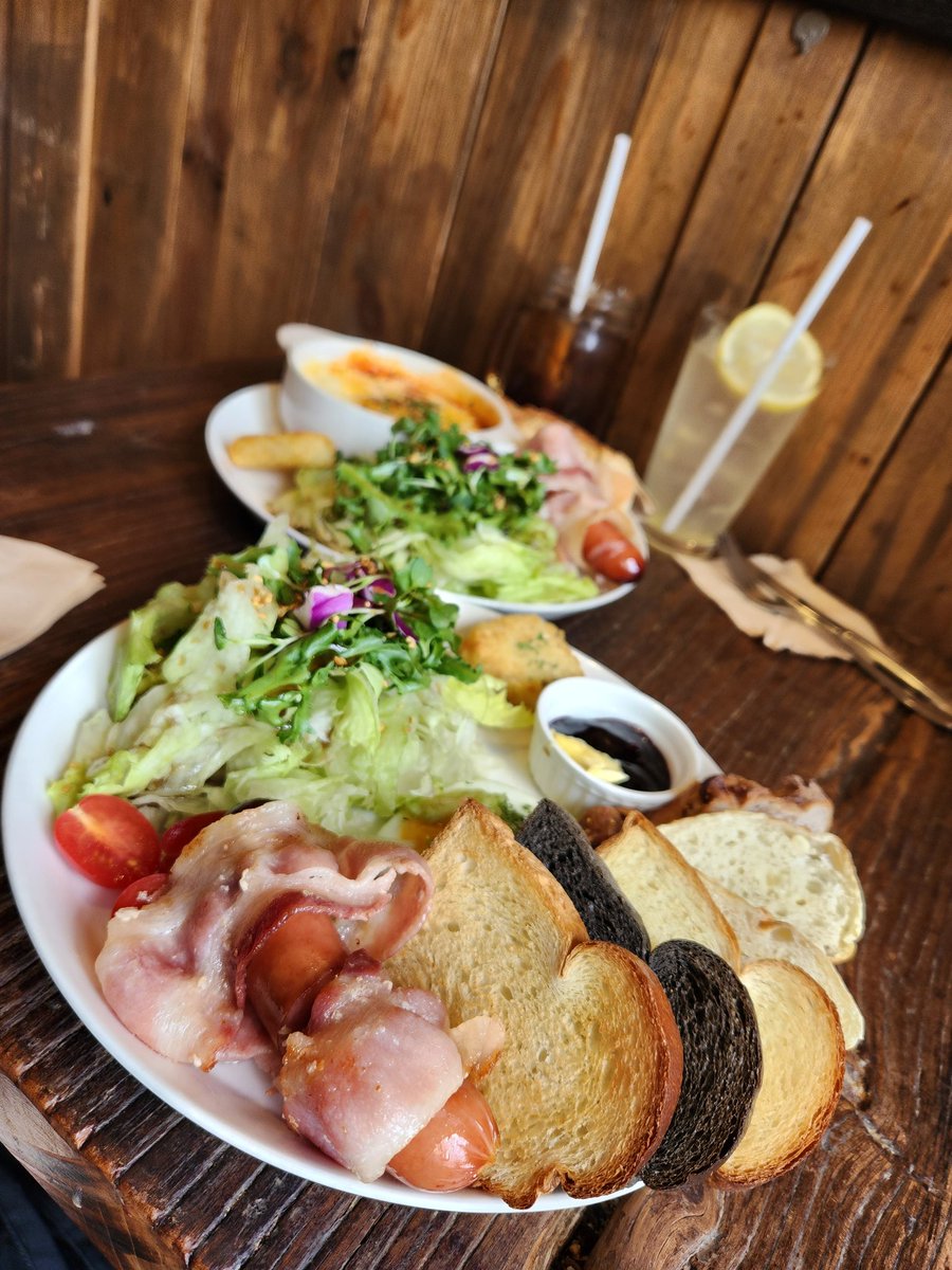 dotoribabs's tweet photo. 연남 맛집 베어스덴 브런치
홍대에 위치한 브런치 맛집 인테리어도 이쁘고 음식도 빨리 나와서 매우 좋았다 
주말엔 10시 오픈이라 이 시간에 가면 사람이 없어서 느긋하게 먹을수있음
에그인헬(14,0)베어스플레이트(14,0)
#도토리밥_연남 https://t.co/dFkqUt2A9o