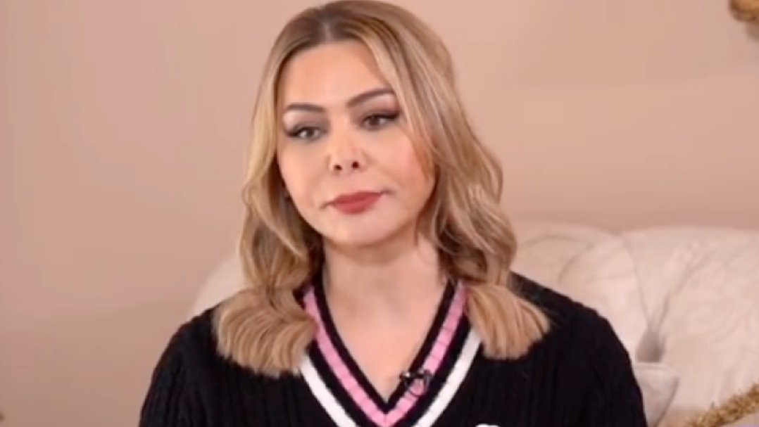 رسائل مبطنة في حديث رغد صدام حسين...!!
هناك صفقة تلوح في الافق...وهنا يصدق المثل القائل ،،بين حانة ومانة ،،ضاعت لحانة،،،
مابين ....النظام البعثي الضالم الذي اهلك العراقيين لمدة عقود و بين النظام السياسي الحالي الفاسد .. حتى اصبح الفساد أقوى من العراق كدولة!!!