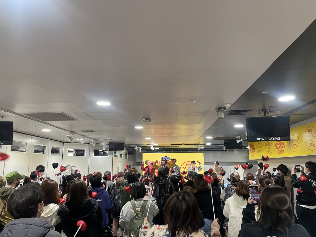 SHUNJI_0830's tweet photo. 昨日はタワーレコード渋谷店さんで開催されたリリイベ2部にて、シュンジくん・リョウセイくんの凱旋企画にご協力頂きありがとうございました!
黒と赤のバルーンでお迎えし、2人のポーズをイラストにした横断幕を作らせて頂きました🥀🐶
#BOYSGROUP
#BG渋谷
#TokyoSHUNJiCollection
#TokyoRYOSEiLand https://t.co/JuVnl7x8Zi