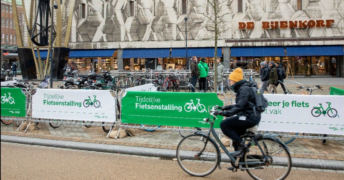 Cycling_Embassy's tweet photo. The City of @rotterdam was recently forced to add temporary bicycle parking on the Coolsingel due to the over-packed bicycle garages.
It's a necessary solution for now, as the sidewalks were cluttered with parked bikes and becoming inaccessible to people on foot.
#DutchProblems https://t.co/Pcpuao8m8E
