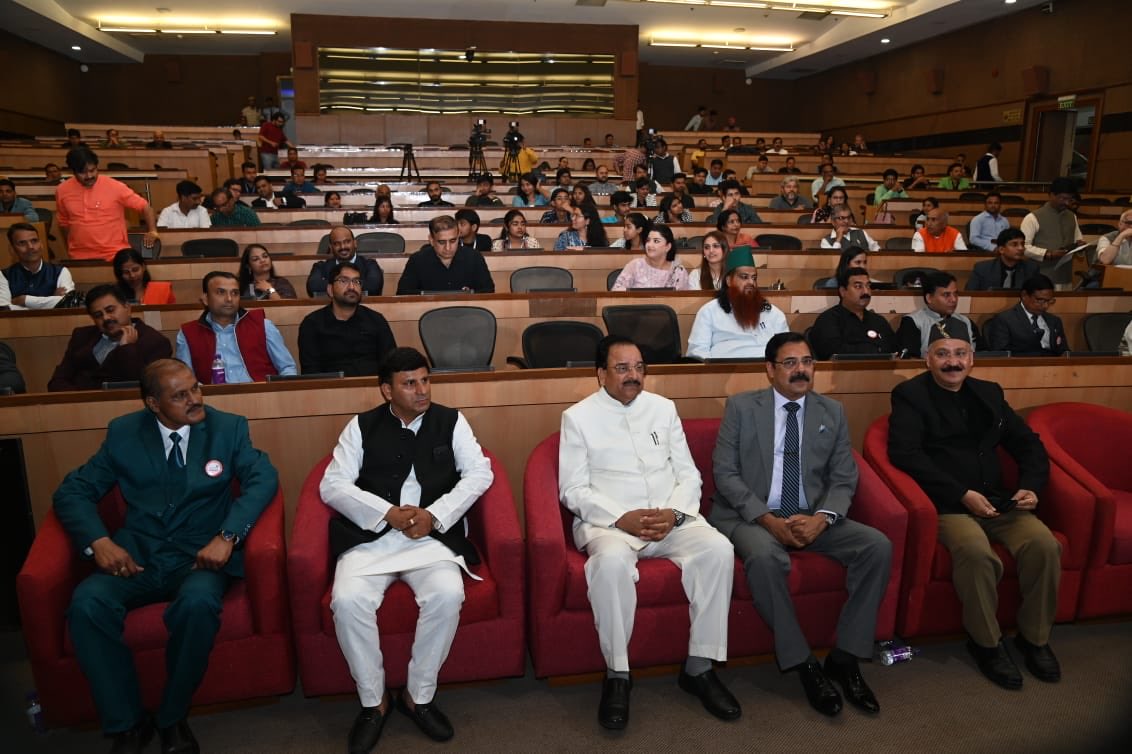 SanjaySingh_IPS's tweet photo. 30th NAI Achievement Awards
The #NewspaperAssociationOfIndia represents more than 4000 newspapers
The credibility of newspapers is based on their ability to be factual, objective, unbiased and neutral regardless of the journalist’s opinion or personal belief on issues & events. https://t.co/D8uoxALW37