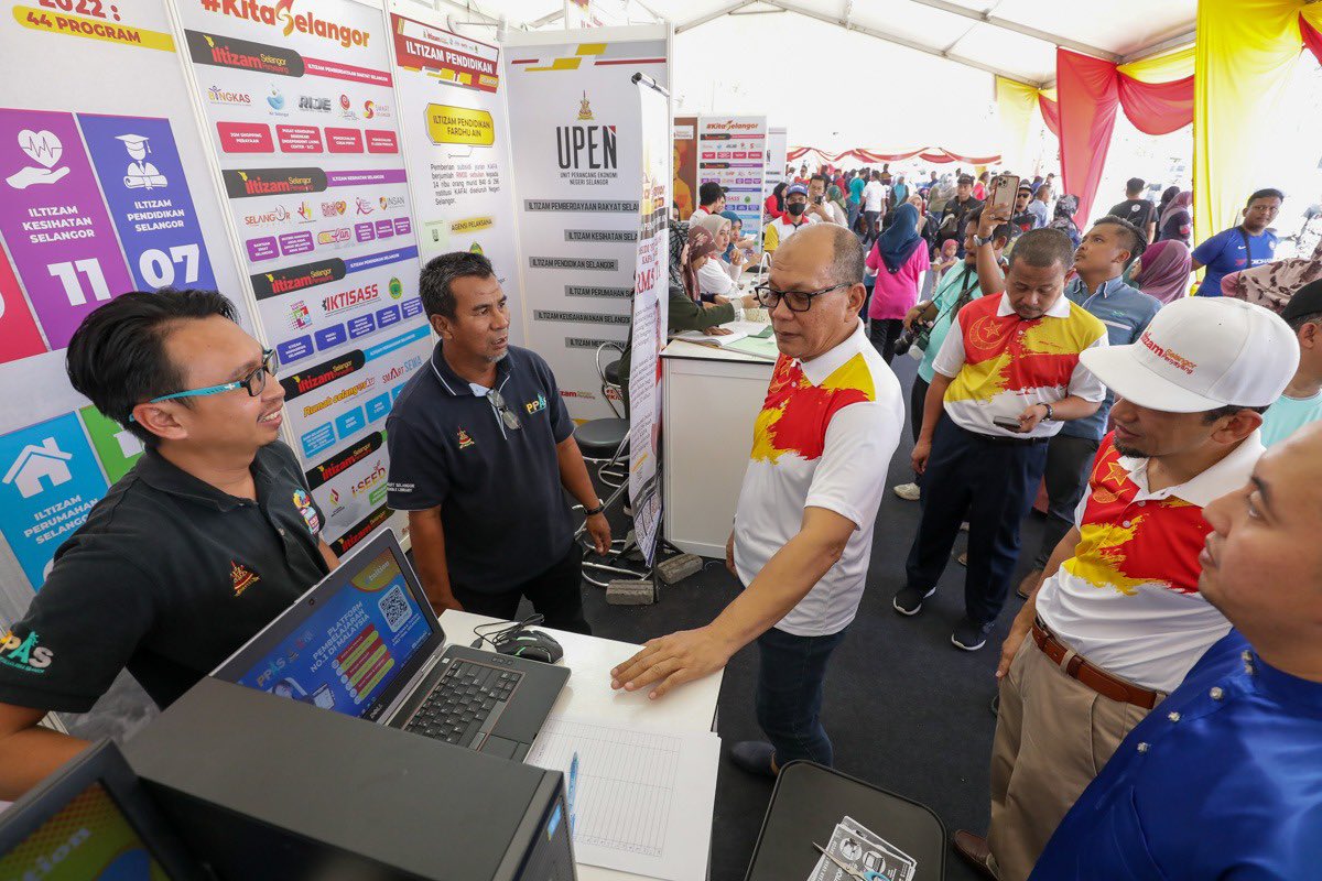 YB Ir Izham Hashim turut meluangkan masa melawat reruai pameran Program Iltizam Selangor Penyayang, pameran program MBI, Jualan Ehsan Rakyat dan reruai agensi di Jelajah #KitaSelangor Penyayang Daerah Sabak Bernam. 

#KitaSelangor 
#JelajahKitaSelangorPenyayang