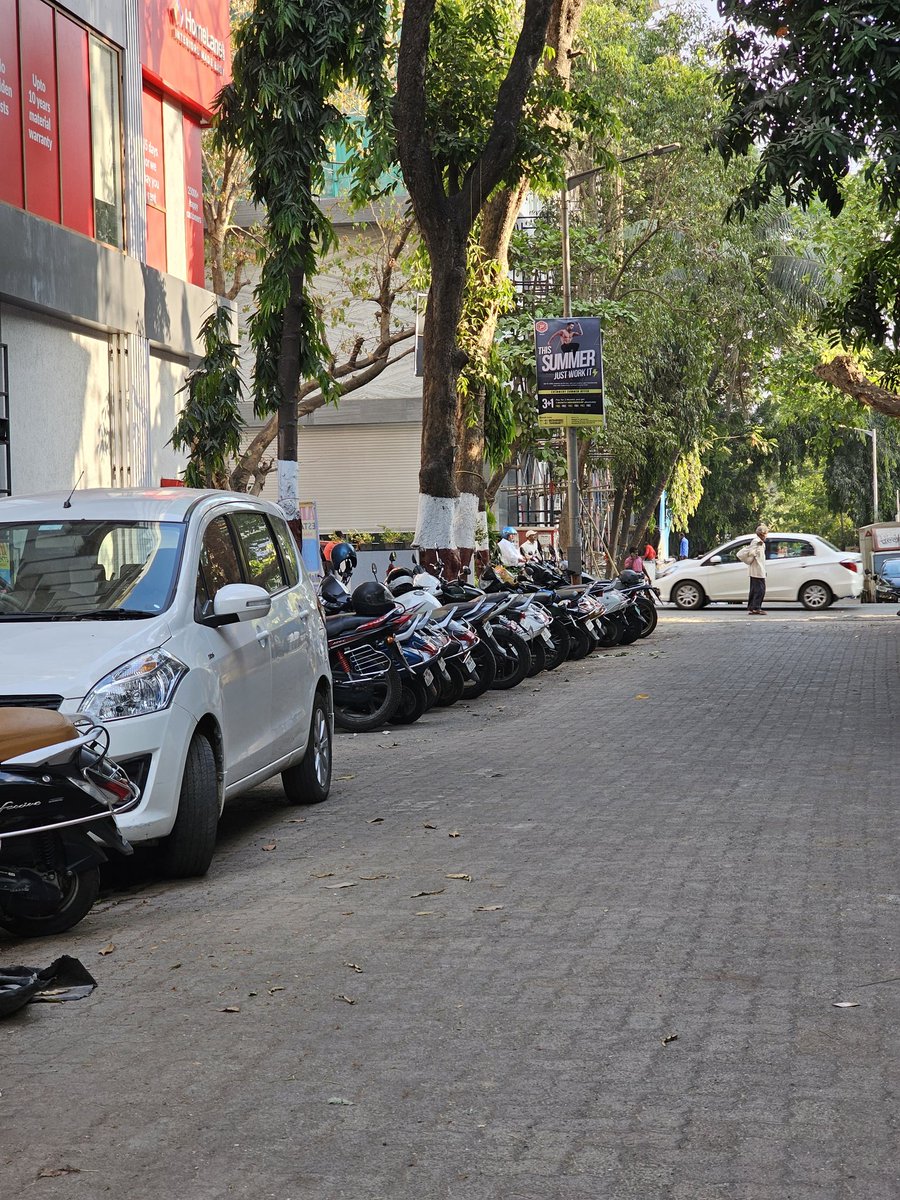 tshah1992's tweet photo. @MTPHereToHelp cars and bike are illegally parked here at kastur park, Borivali west, blocking roads and cousing nuisance to residents and making the area highly prome to accidents. Exact location: 19.2240441, 72.8462910 @mybmcWardRC @MumbaiPolice https://t.co/yUw0R3hFSF