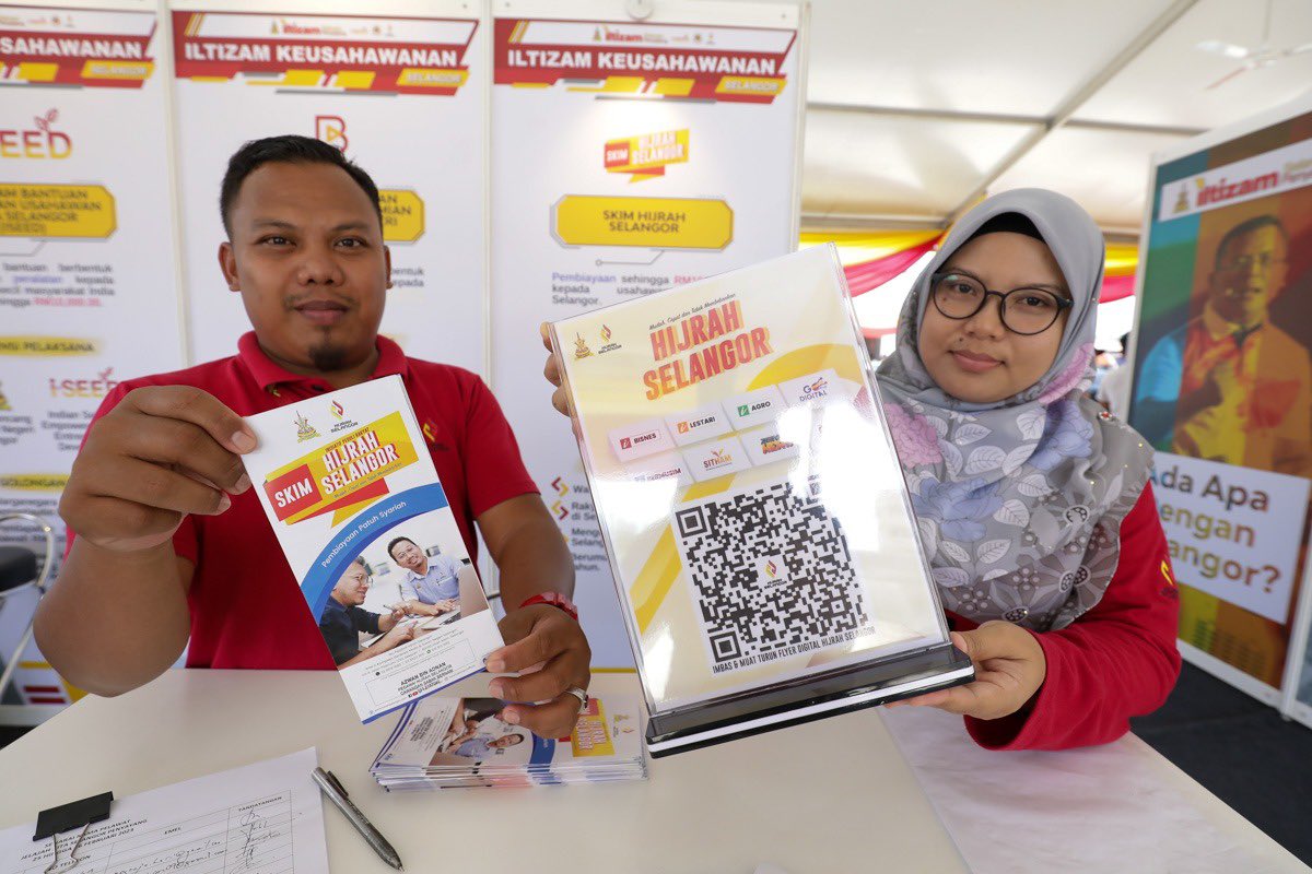 Petugas-petugas di reruai Jelajah #KitaSelangor Penyayang sentiasa ceria dan bersedia membantu anda. Lihat saja senyuman mesra mereka yang komited menjawab semua soalan dan memberi informasi yang tepat dan jitu. 

#KitaSelangor 
#JelajahKitaSelangorPenyayang