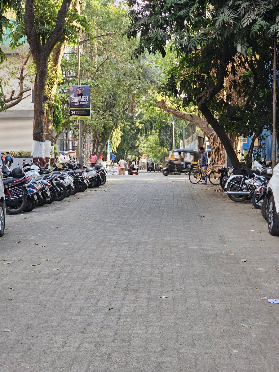 tshah1992's tweet photo. @MTPHereToHelp cars and bike are illegally parked here at kastur park, Borivali west, blocking roads and cousing nuisance to residents and making the area highly prome to accidents. Exact location: 19.2240441, 72.8462910 @mybmcWardRC @MumbaiPolice https://t.co/yUw0R3hFSF