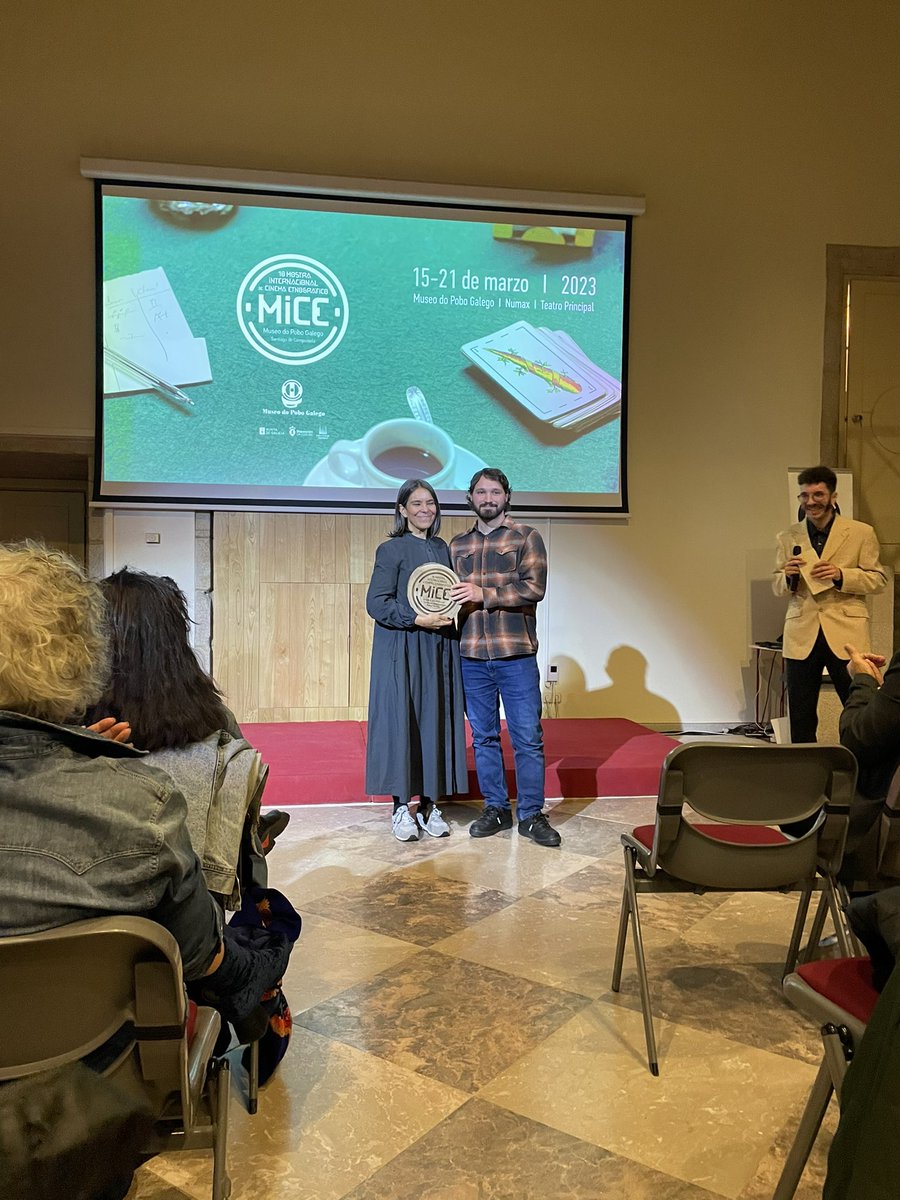 🥇 A concelleira de Acción Cultural de  Santiago, Mercedes Rosón, entrega o Premio do Público a ‘Malgrat’, de Santi Teijelo 👏🏻👏🏻

#18MICEmpg