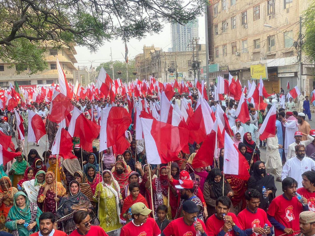 arisarbashir's tweet photo. Thousands of people are protesting in Sindh against the Pakistan People's Party (PPP) for their poor governance and mismanagement
#SindhMarch 
#bbc
#GeoNews 
#UnitedNations https://t.co/096X582Bju