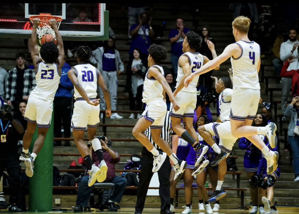 WayneTwpSuper's tweet photo. At first glance this looks like a series of photos leading to a dunk.  Nope…they are all in the air together!!  @BenDavisBasket1 #wearewayne https://t.co/BDrYg8wdwP