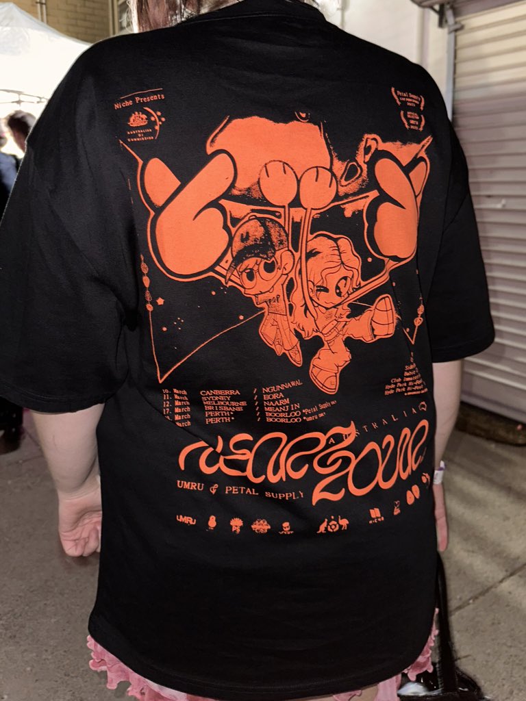 unfortunately we sold out of the tour tees but we’re now taking preorders for australia shipping only here: sidechains.bigcartel.com/product/umru-p…

hand printed in sydney on extra heavy tees ❤️❤️