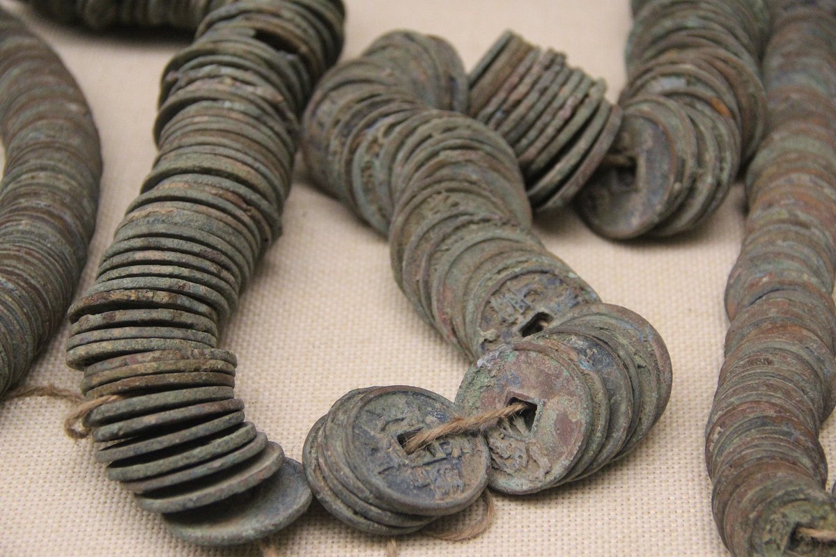 krus_chiki's tweet image. society began to go downhill when coins stopped having holes in the middle to carry on strings