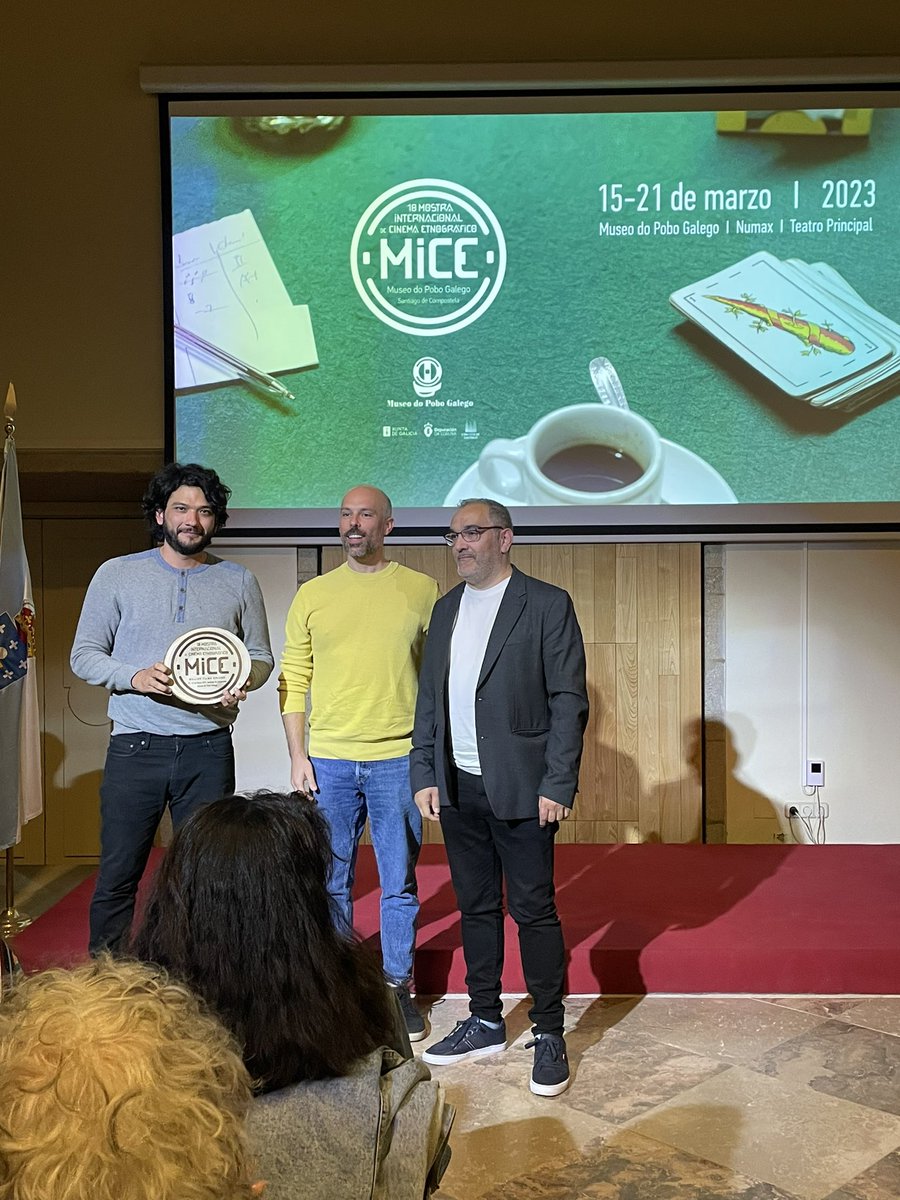 🥇 Eloy Domínguez e Samuel Moreno recollen o Premio MICE ao Mellor Filme Galego para Al otro lado del mar de
mans de Xosé Penas Corral, deputado de Patrimonio de <a href="/DACCultura/">Cultura Depu. Coruña</a> 👏🏻

🎞 O xurado subliñou que “se adentre nun xénero tan pouco visitado como é a vídeo correspondencia”