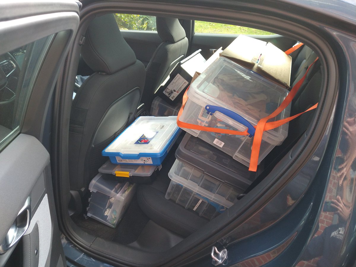 FutzlFin's tweet image. Zweiter kurzer Ladestopp im Auetal, Zeit für einen Tweet:
Wenn ihr euch fragt, warum ich nicht mit den Hamburgern Kollegen im Zug sitze ⬇️ Das Auto ist vollgepackt mit schönen MINT-Spielzeugen!
Danke auch an das #RoboLab der @Buecherhallen für die Leihgabe.
#javaland4kids