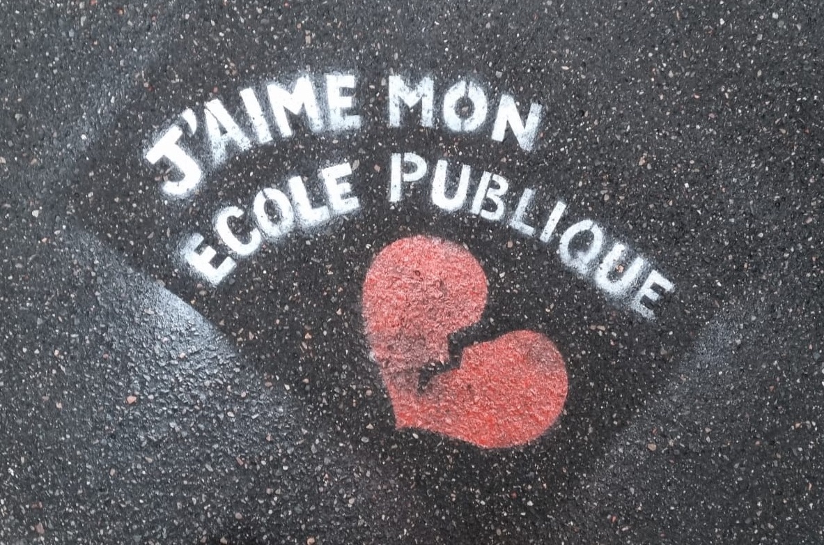 📢Parents, enseignants, membres de la communauté éducative, citoyens.... partout en France, mettons un 💔à notre nom de compte twitter
C'est simple :
▶️éditer le profil 
▶️ajouter un 💔

Continuons notre mobilisation des 💔pour défendre l'école publique
#jaimemonecolepublique