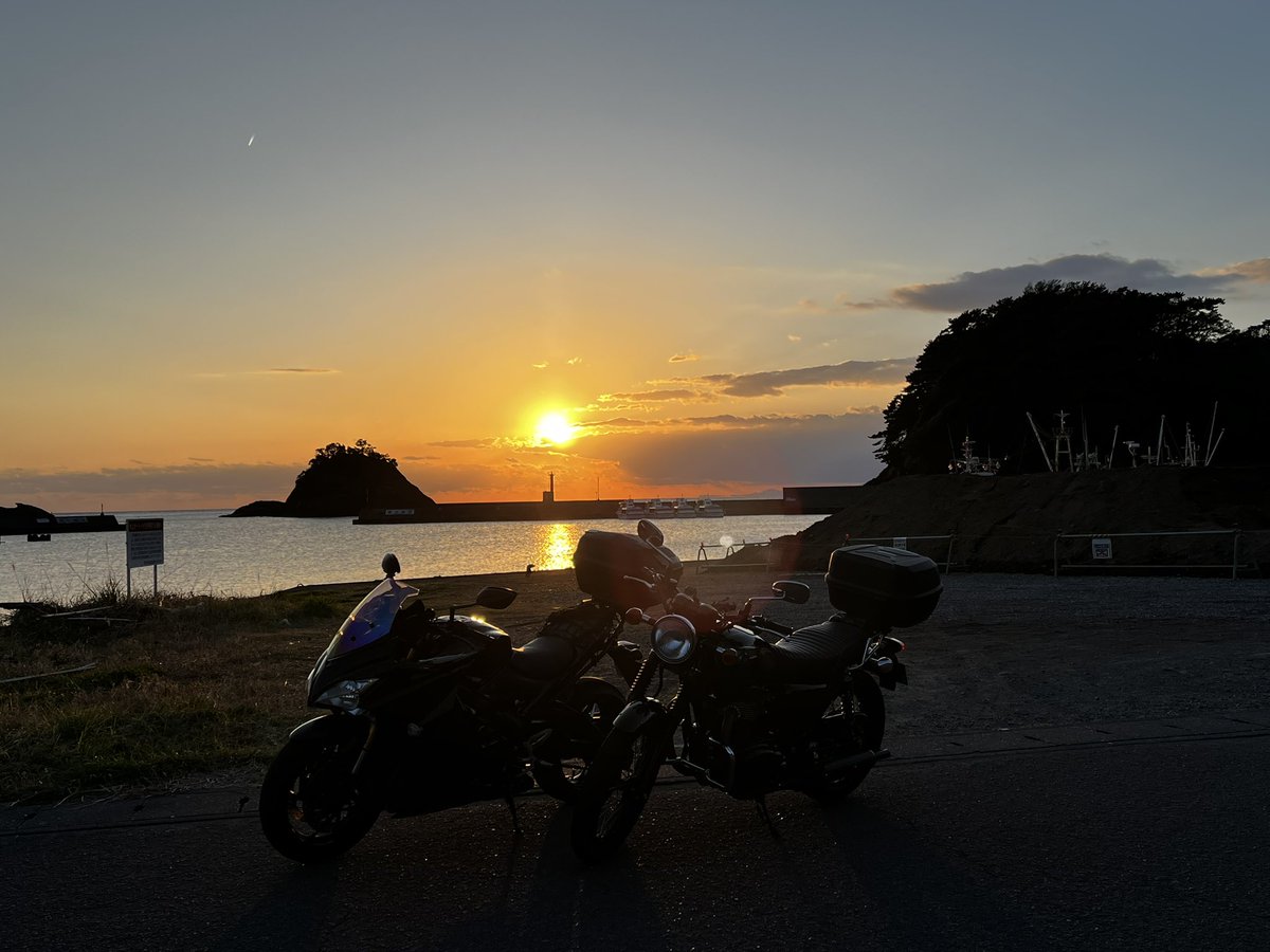 w800maru's tweet photo. 久しぶりの連休✨W800のお友達と走り回り〜🏍🎶
朝4時出発、暗くて寒くて濡れてて途中濃霧…
これが厄祓い( *˙ω˙*)و グッ!
無事に遊びました😊
西伊豆のカフェでランチして、夕陽眺めて、夜は鹿肉のみぞれ鍋😋
明日は…(*´▽`*)🎶エヘ
#sweetcafe
#BBROAD
#西伊豆 https://t.co/dsxLsH10Kw