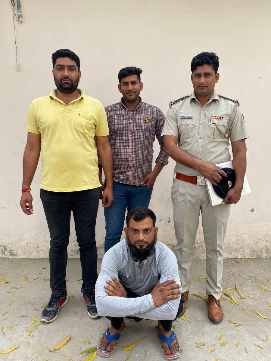 FBDPolice's tweet photo. #गांजा_तस्करी मामले में 3 साल से फरार ₹5000 के #मोस्ट_वांटेड आठवें आरोपी नदीम को 10 kg अवैध गांजे सहित क्राइम ब्रांच 85 की टीम ने किया #गिरफ्तार।

आरोपी टैक्सी चलाने की आड़ में कर रहा था गांजा तस्करी। 

मार्च 2021 मे 51 kg गांजा तस्करी के केस में था संलिप्त।
@police_haryana https://t.co/4W6xljlRXm