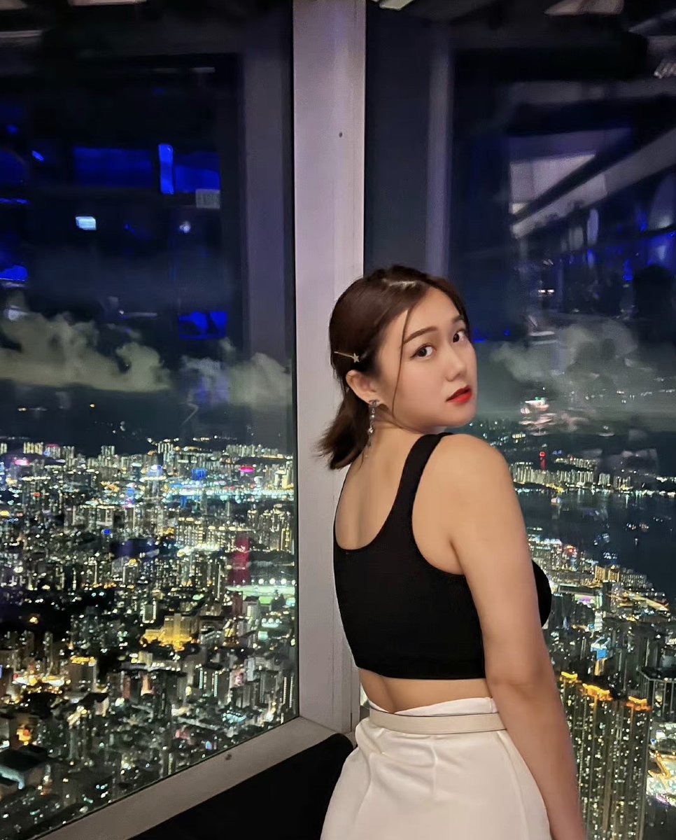 あなたは背中を向けます
横顔は相変わらず美しいです🥰