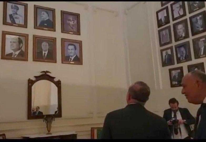 إحنا نجيب وزير خارجية تركيا ونصوره قدام المعرض من غير صورة مرسي ونسربها للسوشيال وبكدة تبقى ضربة معلم، أتفق والله وملعوبة فعلا ولكنها تصلح لما انتصار تعزم جارتها الحقودية وتوريها عقد بنتها الجديد، إنما التاريخ مالهوش في كيد النسا، سيظل بكل بساطة أول رئيس مدني منتخب في تاريخ مصر🤓