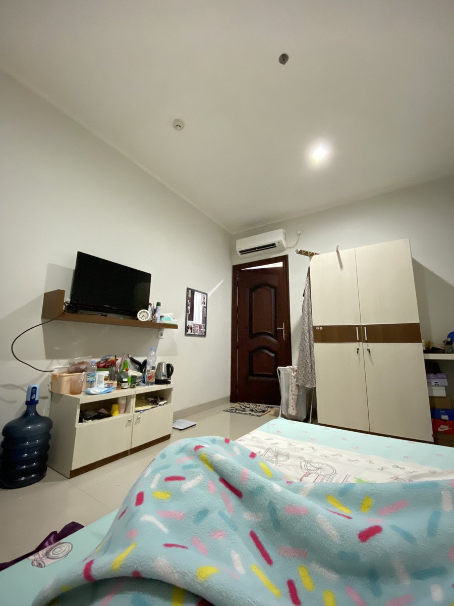 wintagaa's tweet photo. Bangun tidur sore tadi sedih lihat orang orang plus papah mamah pada munggahan semacam silaturahmi atau kumpul sebelum puasa. Aku dikamar dengan laptop dan menunggu abang gofood…. Dan realitanya besok Senin 😊 https://t.co/bKxVxeXwMC
