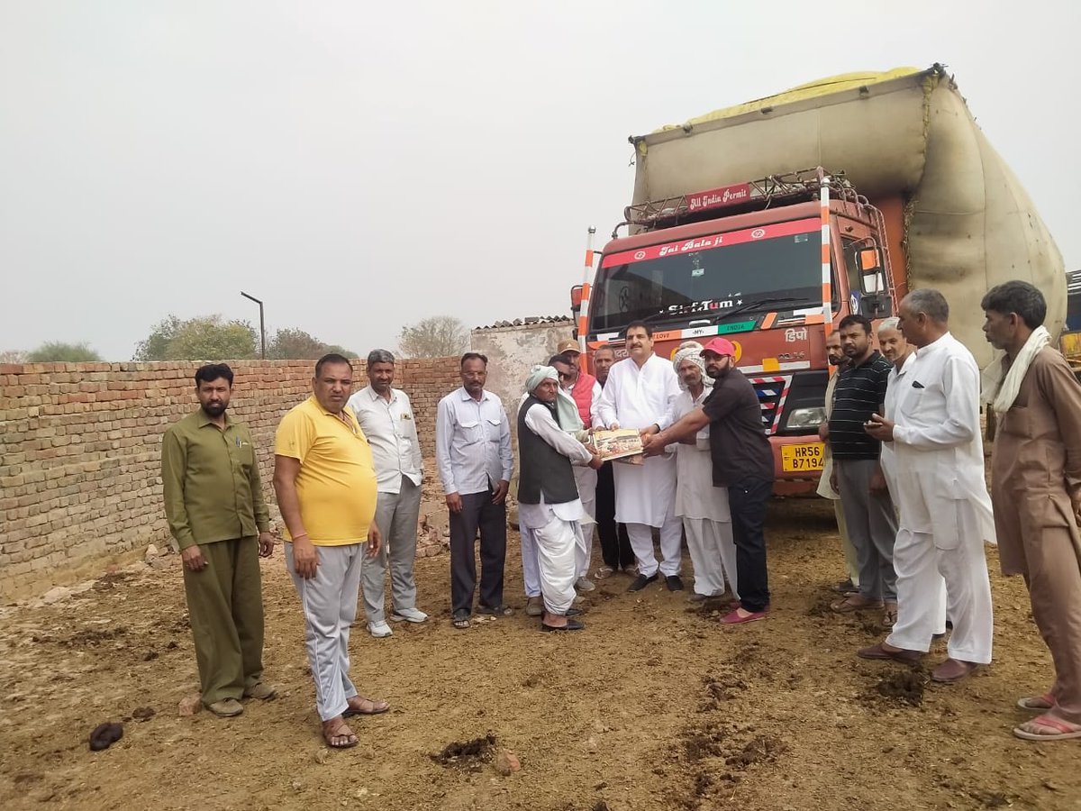 rajbir_fartia's tweet photo. #हल्का_नलवा की शिव गौशाला में गायों के लिए #250_क्विंटल_तुड़ी (कीमत #दो_लाख_रुपए) से भरा कैंटर भेजा, जिसे #भाई_अनिल_मान ने गणमान्य ग्रामवासियों की उपस्थिति में शिव गौशाला में भेंट किया।
@DeependerSHooda
@BhupinderShooda @INCHaryana @anilmaanINC https://t.co/SR4Y64vEp4