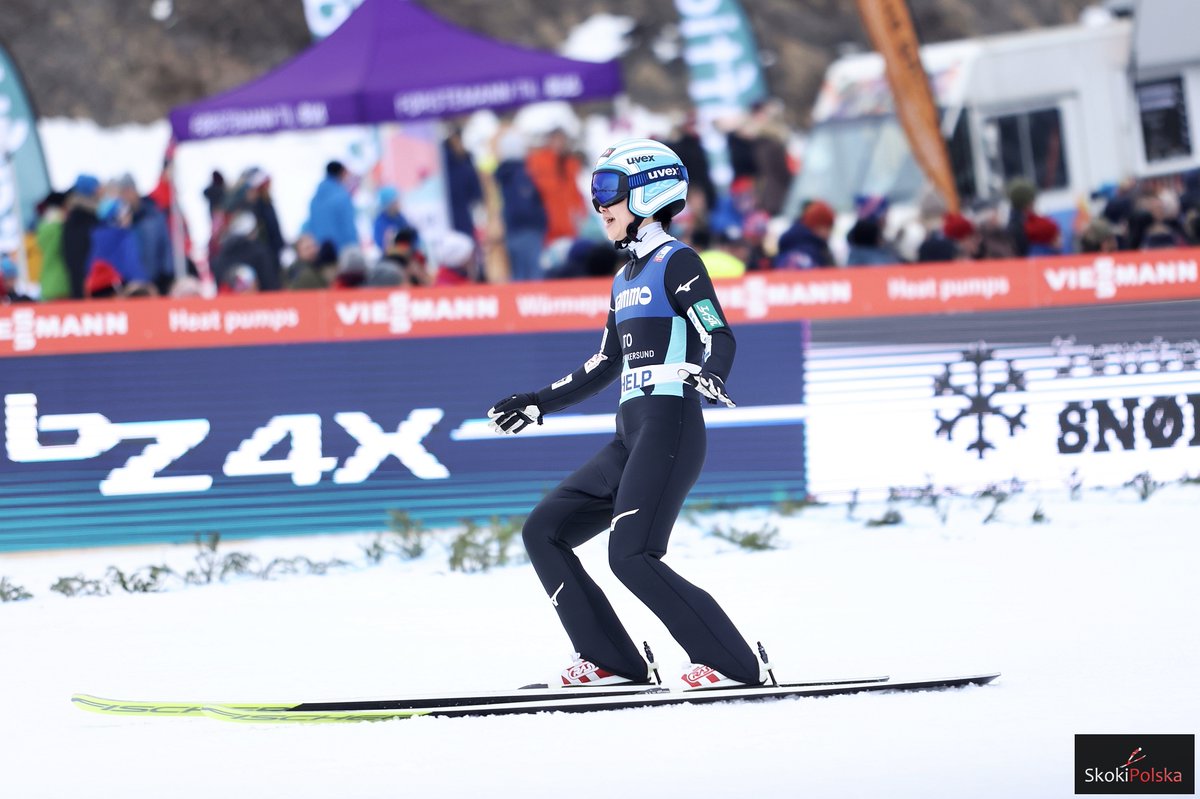 SkokiPolska's tweet image. Panie zapisały dziś wielką kartę w historii żeńskich skoków narciarskich 😊⛷ 15 zawodniczek otworzyło nową erę oficjalnych żeńskich lotów konkursem w #Vikersund ✈️

1. Ema #Klinec 🇸🇮
2. Silje #Opseth 🇳🇴
3. Yuki #Ito 🇯🇵

📸 Julia Piątkowska #SkokiPolska #skijumpingfamily