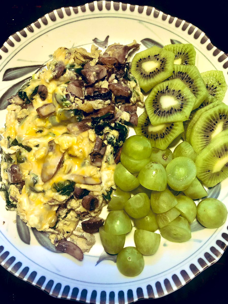 LeighTobes's tweet photo. ☀️Scrambled #eggys w/ #mushroom🍄, #spinach🥬, &amp; Colby Jack #cheese🧀. Plenty o’ #green w/ #kiwi🥝 &amp; grapes🍇 for #fruit. #breakfast no. 6… #March2023☘️ #themostimportantmeal🍳 https://t.co/pSPWLydfkz