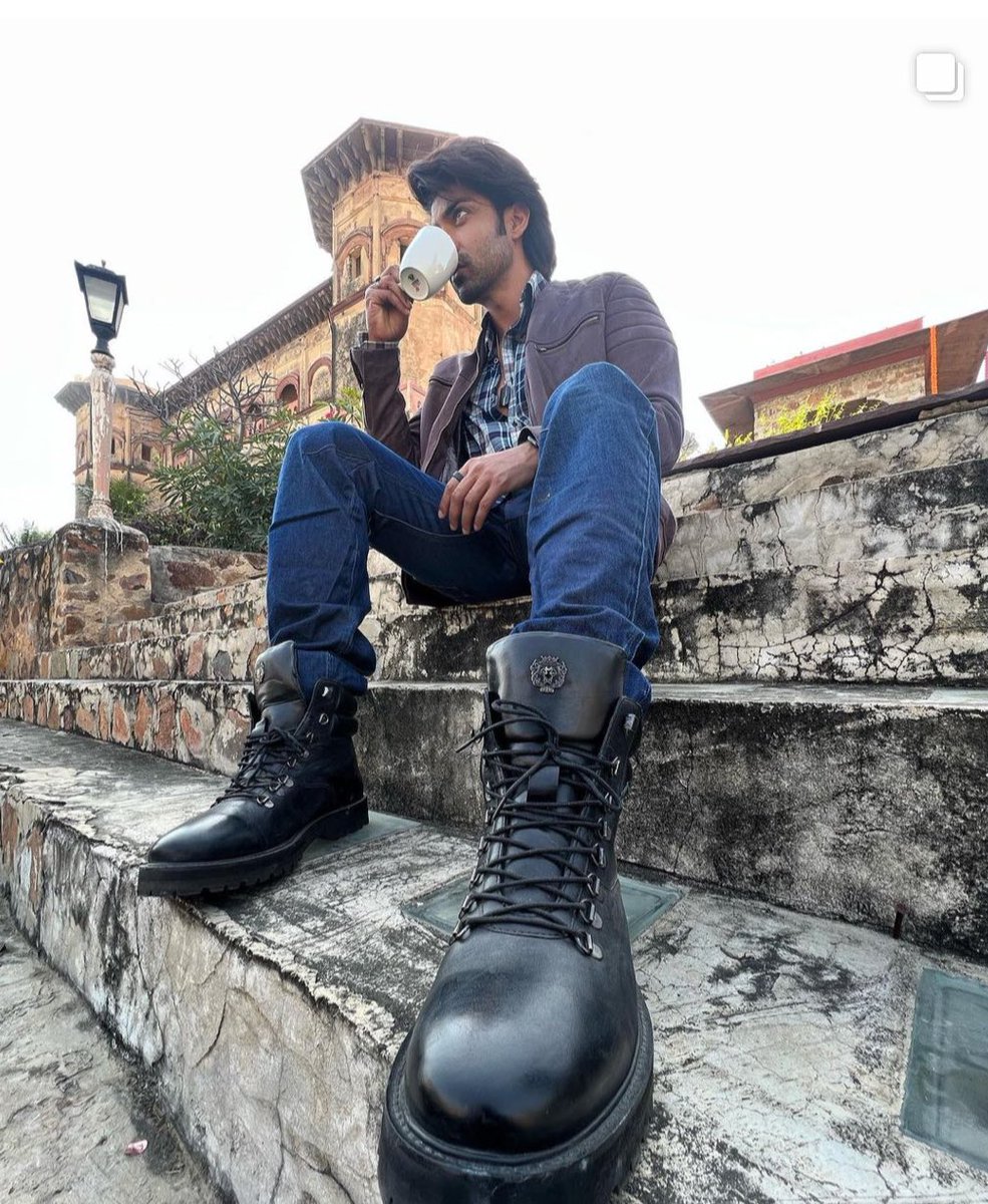 gurruchoudhary's tweet photo. I make shoe connect before eye contact . https://t.co/yyGaDwApwA